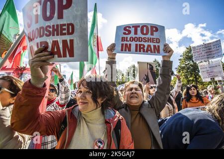 L'Aia, Paesi Bassi. 08th Ott 2022. 2022-10-08 14:17:49:19 L'AIA - attivisti durante una manifestazione sul Malieveld dopo la morte dell'iraniano Mahsa Amini. La manifestazione è rivolta al regime iraniano. ANP EVA PLEVIER netherlands OUT - belgium OUT Credit: ANP/Alamy Live News Foto Stock