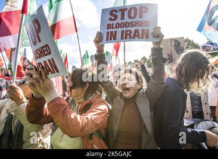 L'Aia, Paesi Bassi. 08th Ott 2022. 2022-10-08 14:17:45:19 L'AIA - attivisti durante una manifestazione sul Malieveld dopo la morte dell'iraniano Mahsa Amini. La manifestazione è rivolta al regime iraniano. ANP EVA PLEVIER netherlands OUT - belgium OUT Credit: ANP/Alamy Live News Foto Stock