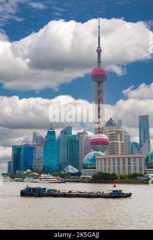 Cina, Shanghai. La Oriental Pearl TV Tower, quartiere Pudong, attraverso il Fiume Huangpu. Foto Stock