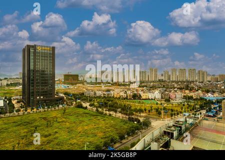 Wenzhou, Zhejiang, Cina. La crescita urbana. Nuovi edifici ad alta sostituire vecchie dimore. Foto Stock