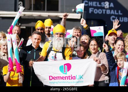 Dementia il finanziatore britannico Manny Singh Kang arriva a Stamford prima della partita della Premier League che ha percorso 125 miglia in tre giorni per raccogliere fondi per gli infermieri specializzati nelle associazioni di beneficenza che sostengono le famiglie colpite da tutte le forme di demenza. Data immagine: Sabato 8 ottobre 2022. Foto Stock