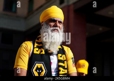 Dementia il finanziatore britannico Manny Singh Kang arriva a Stamford prima della partita della Premier League che ha percorso 125 miglia in tre giorni per raccogliere fondi per gli infermieri specializzati nelle associazioni di beneficenza che sostengono le famiglie colpite da tutte le forme di demenza. Data immagine: Sabato 8 ottobre 2022. Foto Stock