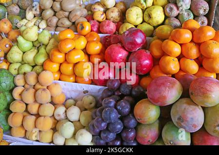 Frutta Stall all'interno del Mercado Central de San Pedro, un famoso mercato locale a Cusco del Perù, Sud America Foto Stock