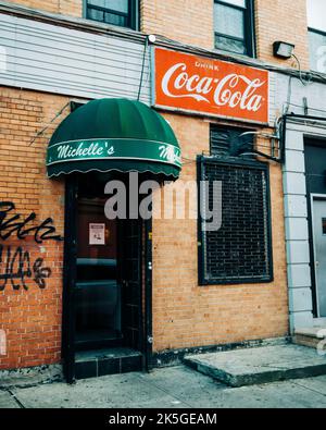 Insegna d'epoca Michelles cocktail Lounge, Brooklyn, New York Foto Stock