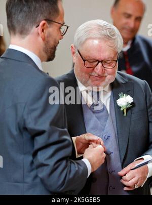 Monaco, Germania. 08th Ott 2022. L'ex monaco Anselm Bilgri (R) sposa suo marito Markus Bilgri in chiesa presso l'antica chiesa cattolica di San Willibrord. Credit: Uwe Lein/dpa/Alamy Live News Foto Stock