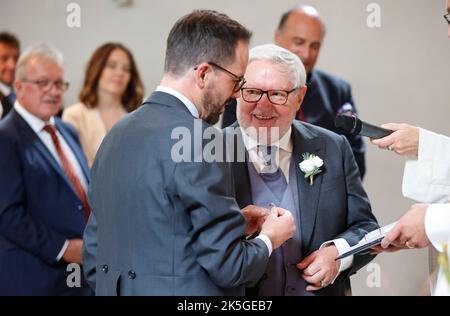 Monaco, Germania. 08th Ott 2022. L'ex monaco Anselm Bilgri (R) sposa suo marito Markus Bilgri in chiesa presso l'antica chiesa cattolica di San Willibrord. Credit: Uwe Lein/dpa/Alamy Live News Foto Stock