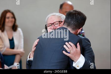 Monaco, Germania. 08th Ott 2022. L'ex monaco Anselm Bilgri (L) abbraccia il marito Markus Bilgri durante le nozze della chiesa nell'antica chiesa cattolica di San Willibrord. Credit: Uwe Lein/dpa/Alamy Live News Foto Stock