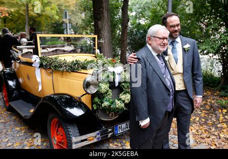 Monaco, Germania. 08th Ott 2022. L'ex monaco Anselm Bilgri (L) posa con il marito Markus Bilgri di fronte a un'auto d'epoca dopo il matrimonio nella chiesa vecchia cattolica di San Willibrord. Credit: Uwe Lein/dpa/Alamy Live News Foto Stock