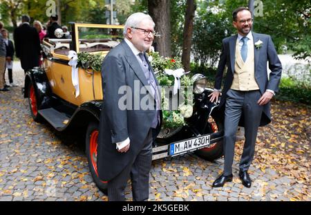 Monaco, Germania. 08th Ott 2022. L'ex monaco Anselm Bilgri (L) posa con il marito Markus Bilgri di fronte a un'auto d'epoca dopo il matrimonio nella chiesa vecchia cattolica di San Willibrord. Credit: Uwe Lein/dpa/Alamy Live News Foto Stock