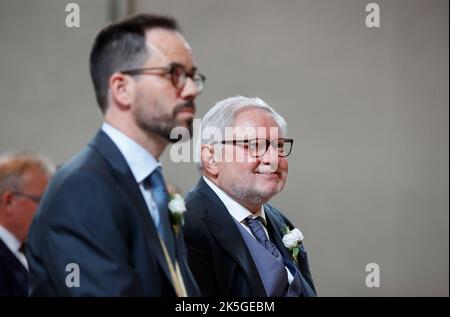 Monaco, Germania. 08th Ott 2022. L'ex monaco Anselm Bilgri (R) sposa suo marito Markus Bilgri in chiesa presso l'antica chiesa cattolica di San Willibrord. Credit: Uwe Lein/dpa/Alamy Live News Foto Stock