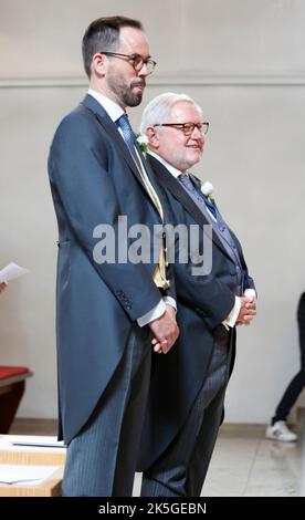 Monaco, Germania. 08th Ott 2022. L'ex monaco Anselm Bilgri (R) sposa suo marito Markus Bilgri in chiesa presso l'antica chiesa cattolica di San Willibrord. Credit: Uwe Lein/dpa/Alamy Live News Foto Stock