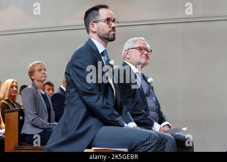 Monaco, Germania. 08th Ott 2022. L'ex monaco Anselm Bilgri (R) sposa suo marito Markus Bilgri in chiesa presso l'antica chiesa cattolica di San Willibrord. Credit: Uwe Lein/dpa/Alamy Live News Foto Stock