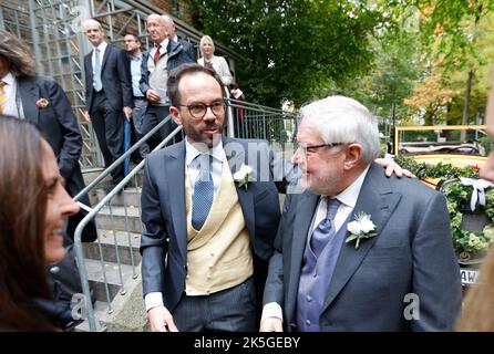 Monaco, Germania. 08th Ott 2022. L'ex monaco Anselm Bilgri (R) si trova accanto al marito Markus Bilgri dopo le nozze della chiesa nell'antica chiesa cattolica di San Willibrord. Credit: Uwe Lein/dpa/Alamy Live News Foto Stock