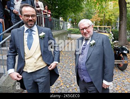 Monaco, Germania. 08th Ott 2022. L'ex monaco Anselm Bilgri (R) si trova accanto al marito Markus Bilgri dopo le nozze della chiesa nell'antica chiesa cattolica di San Willibrord. Credit: Uwe Lein/dpa/Alamy Live News Foto Stock