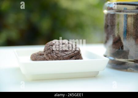 Biscotti appena sfornati con cioccolato. Una confezione di biscotti al cioccolato. Foto Stock