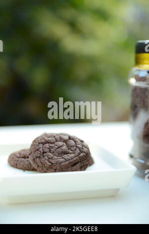 Biscotti appena sfornati con cioccolato. Una confezione di biscotti al cioccolato. Foto Stock