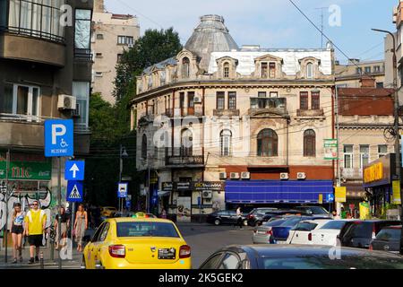 Piata Amzei strada laterale con vecchi edifici, auto parcheggiate e giovani a piedi, il giorno del fine settimana estivo a Bucarest, Romania il 2 luglio 2022 Foto Stock