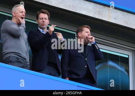 8th ottobre 2022; Stamford bridge, Chelsea, Londra, Inghilterra: Calcio della Premier League, Chelsea versus Wolves: Attore e talk show ospite James Corden è presente nel box registi Foto Stock