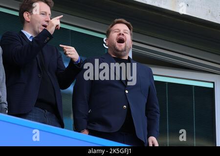 8th ottobre 2022; Stamford bridge, Chelsea, Londra, Inghilterra: Calcio della Premier League, Chelsea versus Wolves: Attore e talk show ospite James Corden è presente nel box registi Foto Stock