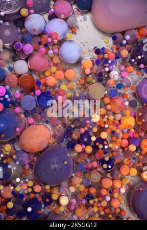 Sfere acriliche per pittura struttura astratta. Colori luminosi fluide, carta da parati scorrevole design. Miscela di liquidi viola, blu, rosa e giallo. Foto Stock