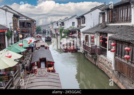 Suzhou, Jiangsu, Cina. Imbarcazioni da diporto linea Shantang Canal, una popolare destinazione turistica. Foto Stock