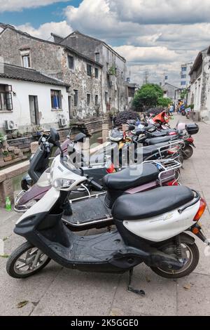 Suzhou, Jiangsu, Cina. La moto e le vecchie case i lati della linea di Shantang Canal, una popolare destinazione turistica. Foto Stock