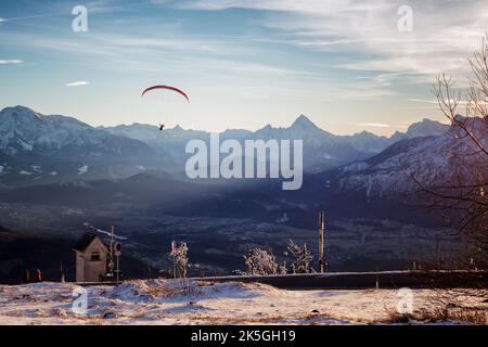Un parapendio sul Gaisberg ad un tramonto morbido in inverno Foto Stock