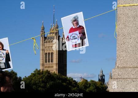 Westminster, Londra, Regno Unito. 8th Ott 2022. Migliaia di persone formano una catena umana per liberare Julian Assange, intorno alle Camere del Parlamento. Credit: Matthew Chattle/Alamy Live News Foto Stock