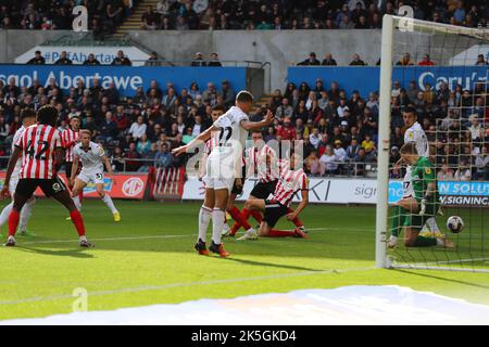 Swansea, Regno Unito. 08th Ott 2022. Ollie Cooper della città di Swansea (31) spara e segna le sue squadre 1st gol. Incontro del campionato EFL Skybet, Swansea City contro Sunderland al Swansea.com Stadium di Swansea, Galles, sabato 8th ottobre 2022. Questa immagine può essere utilizzata solo per scopi editoriali. Solo per uso editoriale, licenza richiesta per uso commerciale. Nessun utilizzo nelle scommesse, nei giochi o nelle pubblicazioni di un singolo club/campionato/giocatore. pic di Andrew Orchard/Andrew Orchard SPORTS photography/Alamy Live news Credit: Andrew Orchard SPORTS photography/Alamy Live News Foto Stock