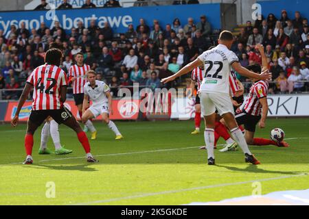 Swansea, Regno Unito. 08th Ott 2022. Ollie Cooper della città di Swansea (31) spara e segna le sue squadre 1st gol. Incontro del campionato EFL Skybet, Swansea City contro Sunderland al Swansea.com Stadium di Swansea, Galles, sabato 8th ottobre 2022. Questa immagine può essere utilizzata solo per scopi editoriali. Solo per uso editoriale, licenza richiesta per uso commerciale. Nessun utilizzo nelle scommesse, nei giochi o nelle pubblicazioni di un singolo club/campionato/giocatore. pic di Andrew Orchard/Andrew Orchard SPORTS photography/Alamy Live news Credit: Andrew Orchard SPORTS photography/Alamy Live News Foto Stock