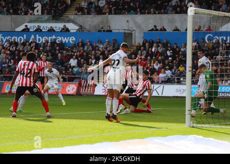 Swansea, Regno Unito. 08th Ott 2022. Ollie Cooper della città di Swansea (31) spara e segna le sue squadre 1st gol. Incontro del campionato EFL Skybet, Swansea City contro Sunderland al Swansea.com Stadium di Swansea, Galles, sabato 8th ottobre 2022. Questa immagine può essere utilizzata solo per scopi editoriali. Solo per uso editoriale, licenza richiesta per uso commerciale. Nessun utilizzo nelle scommesse, nei giochi o nelle pubblicazioni di un singolo club/campionato/giocatore. pic di Andrew Orchard/Andrew Orchard SPORTS photography/Alamy Live news Credit: Andrew Orchard SPORTS photography/Alamy Live News Foto Stock