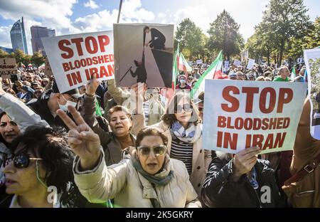 L'Aia, Paesi Bassi. 08th Ott 2022. 2022-10-08 15:18:43:19 L'AIA - attivisti durante una manifestazione sul Malieveld dopo la morte dell'iraniano Mahsa Amini. La manifestazione è rivolta al regime iraniano. ANP EVA PLEVIER netherlands OUT - belgium OUT Credit: ANP/Alamy Live News Foto Stock