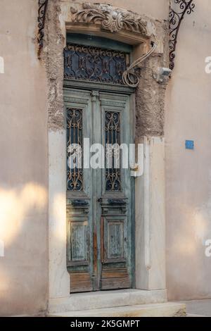 porta d'epoca in stile art nouveau ad Atene in Grecia durante l'ora d'oro Foto Stock