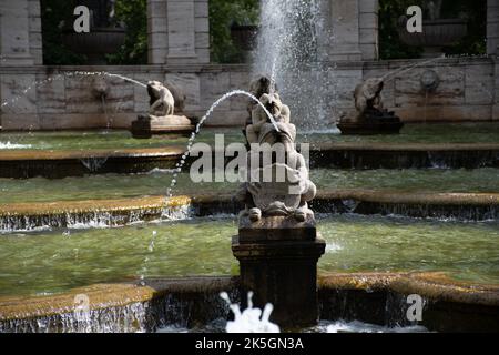 Primo piano della statua della rana nella Fontana di Märchenbrunnen a Volkspark Friedrichshain, Berlino, Germania Foto Stock