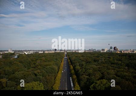 Vista da Siegessaule di Strasse des 17 Juni e Tiergarten, Berlino, Germania Foto Stock