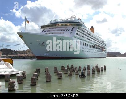 Nave da crociera Aurora ormeggiata ad Antigua nei Caraibi. Aurora appartiene alla flotta P & o Cruises. Foto Stock