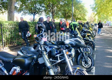 dimostrazione da parte dei motociclisti contro il piano di hackney council di introdurre tariffe di parcheggio per motocicli e scooter elettrici e a benzina sabato 8th ottobre 2022 Foto Stock