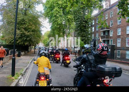 dimostrazione da parte dei motociclisti contro il piano di hackney council di introdurre tariffe di parcheggio per motocicli e scooter elettrici e a benzina sabato 8th ottobre 2022 Foto Stock