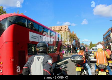 dimostrazione da parte dei motociclisti contro il piano di hackney council di introdurre tariffe di parcheggio per motocicli e scooter elettrici e a benzina sabato 8th ottobre 2022 Foto Stock