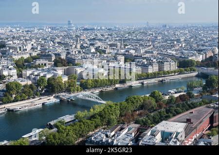 Vista panoramica dal secondo piano della Torre Eiffel di Parigi. Vista degli edifici, parchi con ponte pedonale Debilly sul fiume Siene Foto Stock