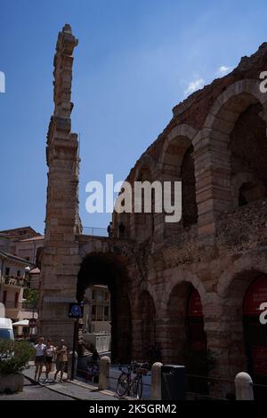 Verona, Italia - 13 luglio 2022 - l'Arena di Verona - anfiteatro romano di Verona in una bella giornata estiva Foto Stock