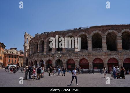 Verona, Italia - 13 luglio 2022 - l'Arena di Verona - anfiteatro romano di Verona in una bella giornata estiva Foto Stock