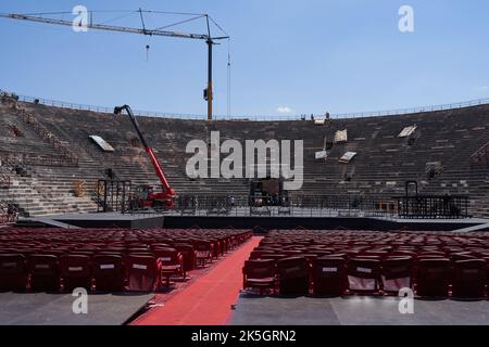Verona, Italia - 13 luglio 2022 - l'Arena di Verona - anfiteatro romano di Verona in una bella giornata estiva Foto Stock