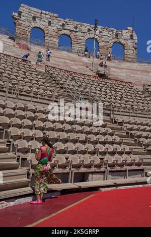 Verona, Italia - 13 luglio 2022 - l'Arena di Verona - anfiteatro romano di Verona in una bella giornata estiva Foto Stock