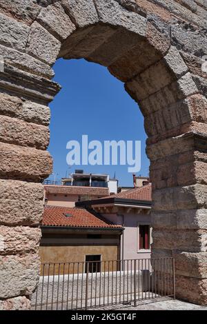 Verona, Italia - 13 luglio 2022 - l'Arena di Verona - anfiteatro romano di Verona in una bella giornata estiva Foto Stock