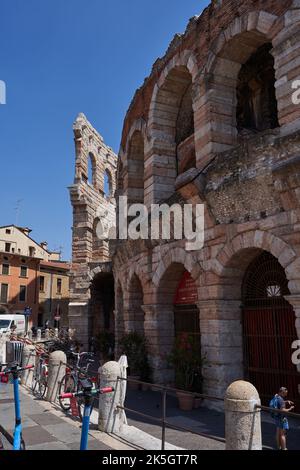 Verona, Italia - 13 luglio 2022 - l'Arena di Verona - anfiteatro romano di Verona in una bella giornata estiva Foto Stock