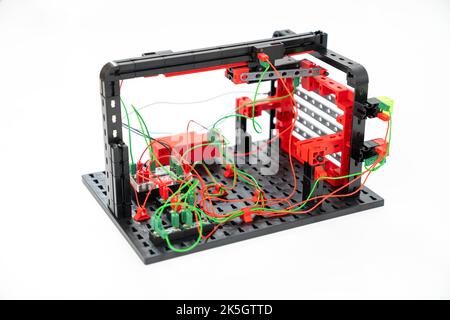 Modello di un dispositivo automatico assemblato da un set di parti in plastica per bambini Foto Stock