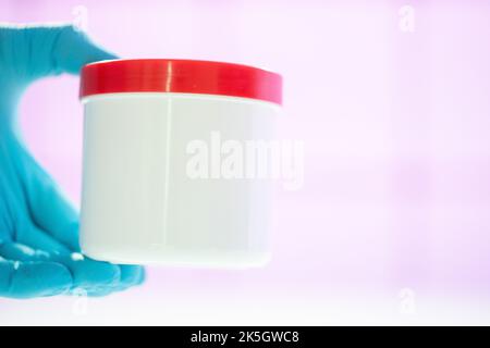 Contenitore in plastica per la conservazione di prodotti chimici e additivi alimentari Foto Stock