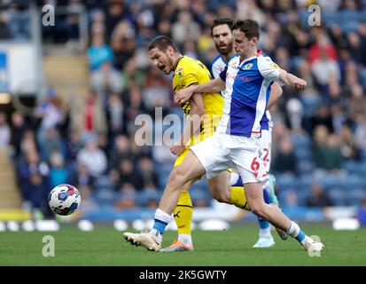 Ben Wiles (a sinistra) di Rotherham United e Tyler Morton di Blackburn Rovers combattono per la palla durante la partita del campionato Sky Bet a Ewood Park, Blackburn. Data immagine: Sabato 8 ottobre 2022. Foto Stock