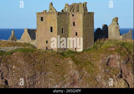 Il Castello di Dunnottar a Stonehaven, un punto di riferimento storico scozzese Foto Stock